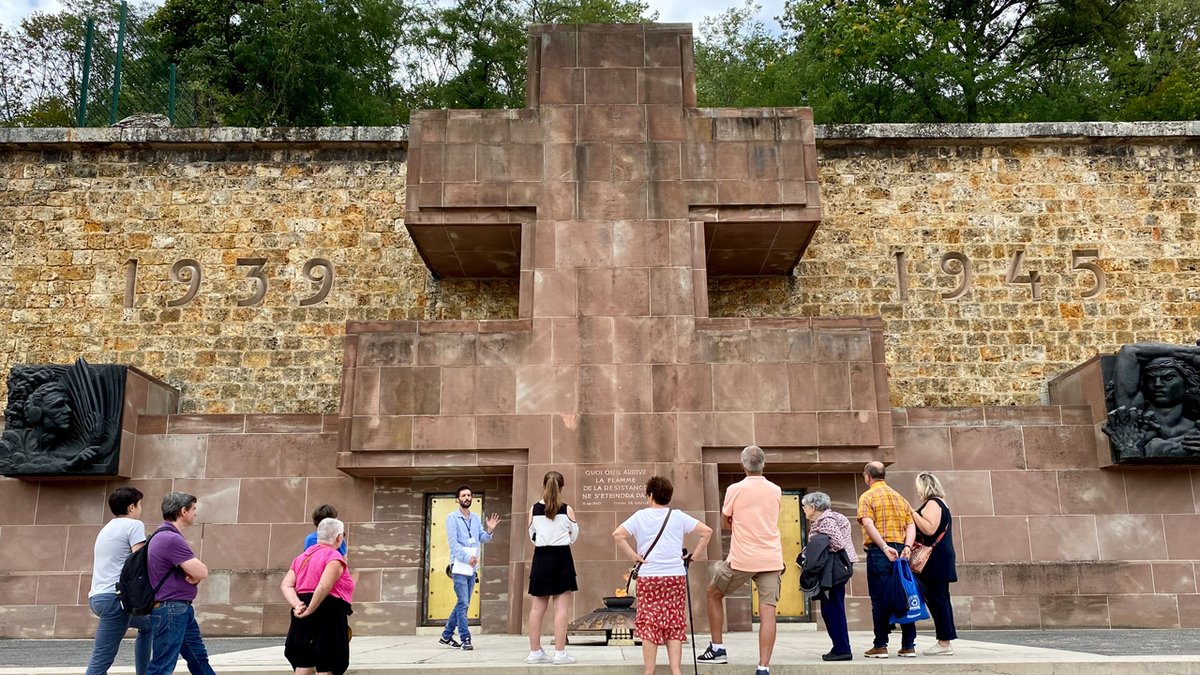 🗓️Today, the Mont-Valérien Memorial organises a ceremony to pay tribute to the thousands of people who were executed at this very place.

🇫🇷 The executions took place from 1941 to 1944 with most victims being Resistance fighters.

© SGA/COM

#WW2  #ww2history #commemoration