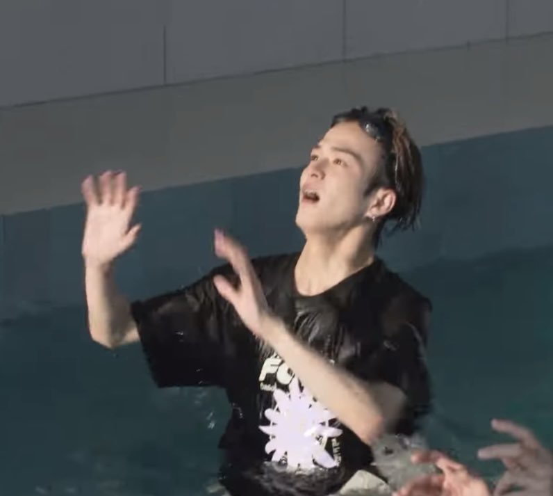 BeastCrypto_678's tweet photo. maknae line feat Yoshi in the pool 🏊🏻♂️😂
#TREASUREMAP #EP_69 https://t.co/UvNJLvGK7z