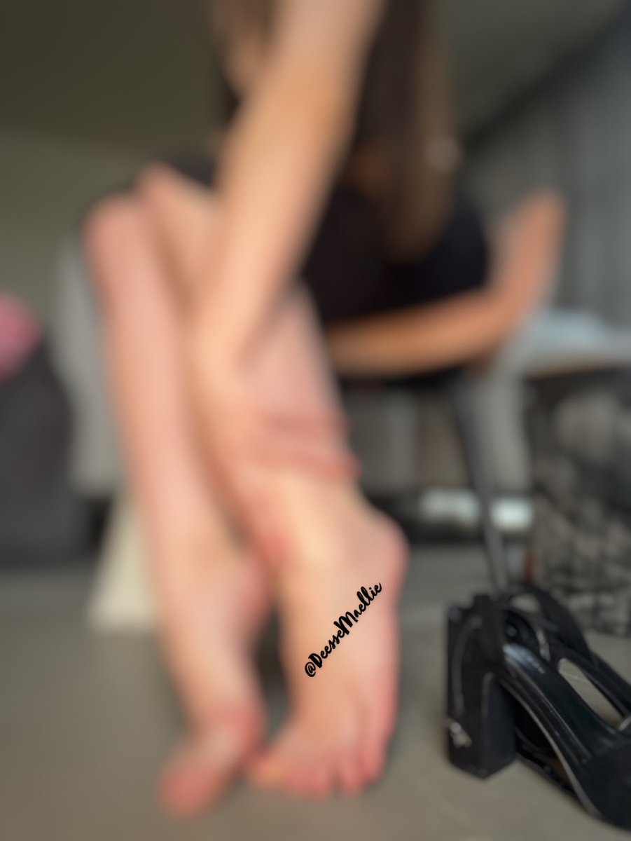 Je sais que tu meurs d'envie de m'acheter des photos pour pouvoir enlever ce flou et te branler sur mes pieds comme une grosse merde que t'es. 
Alors viens dans mes DM et raques. 😌

Soumis - Moneyslave - feet - domina - bdsm - feetslave - paypig - findom - femdom