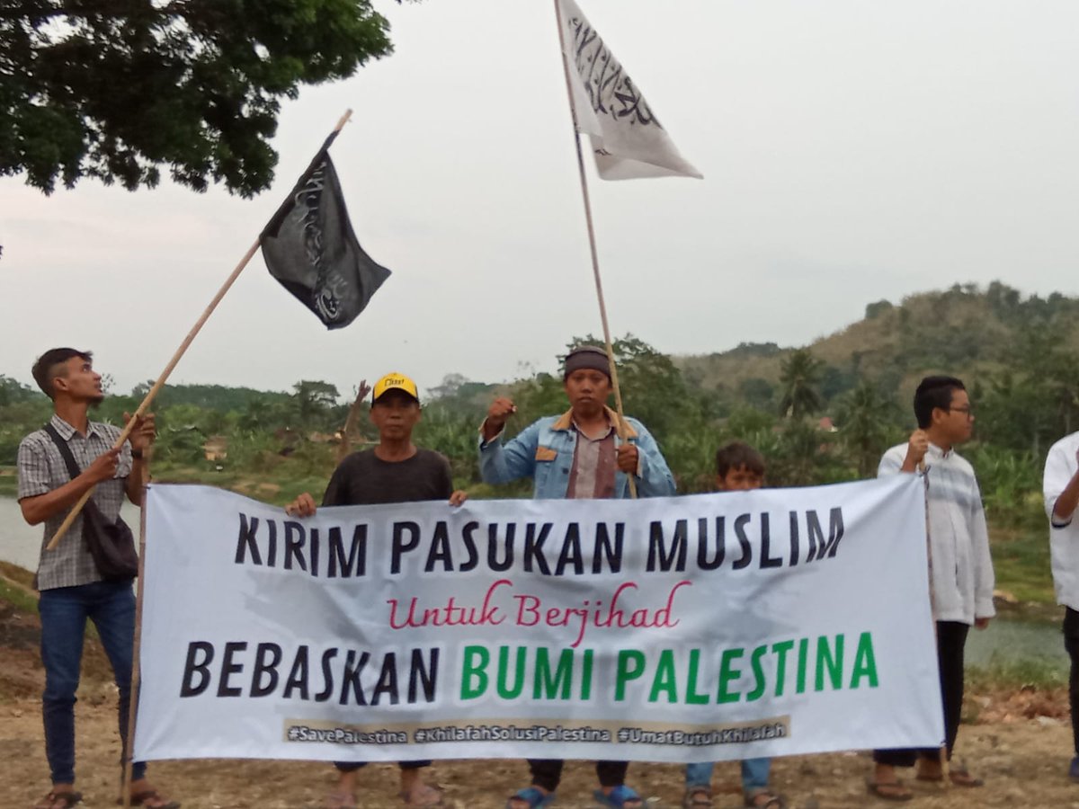 PeradabanIslam3's tweet photo. Khilafah itu satu kepemimpinan Islam yang akan membebaskan Palestina dan penjajahan pemikiran di negeri negeri mayoritas maupun minoritas muslim. https://t.co/gpjGFag3hL
