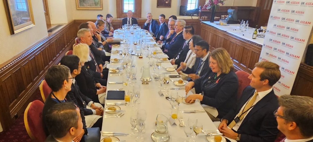 SecGen of ASEAN Dr Kao Kim Hourn joined a working lunch hosted by The Rt Hon. Lord Vaizey of Didcot, Member of the House of Lords today. Together with members of @UKASEAN Business Council, they exchanged views and explored future opportunities for ASEAN and UK businesses.