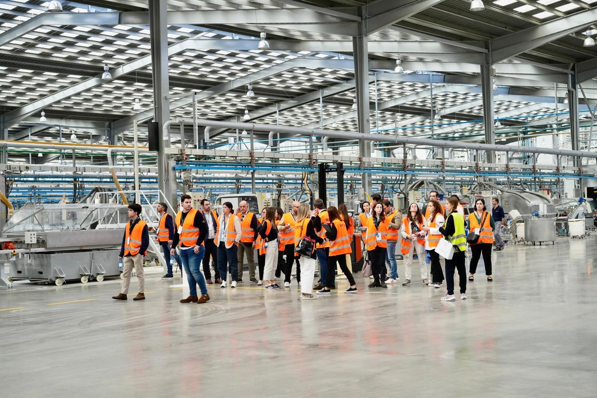 AEFAragon's tweet photo. 👥🔝 Más de 100 personas participamos en #ConectandoForums23, en el que estamos aprendiendo de los testimonios de @Porcelanosa_es, Pamesa Grupo Empresarial (@pamesaceramica), @VillarrealCF.
¡Desde la @AEFAragon estamos encantados de participar y colaborar en el encuentro! https://t.co/AqgW1hK8Dp