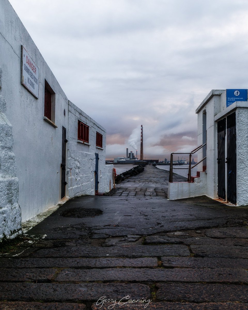 gerryjc's tweet photo. Low cloud over Dublin from the South Bull Wall. 

#bullwall #poolbegchimneys #poolbeg #dublincity #Ireland #irelandseastcoast #instant_ireland #daily_ireland #irish_daily #raw_ireland #unlimitedireland #thefullirish  #exploredublin  #canon24105 #canonr6 https://t.co/PcGWSnYGHF