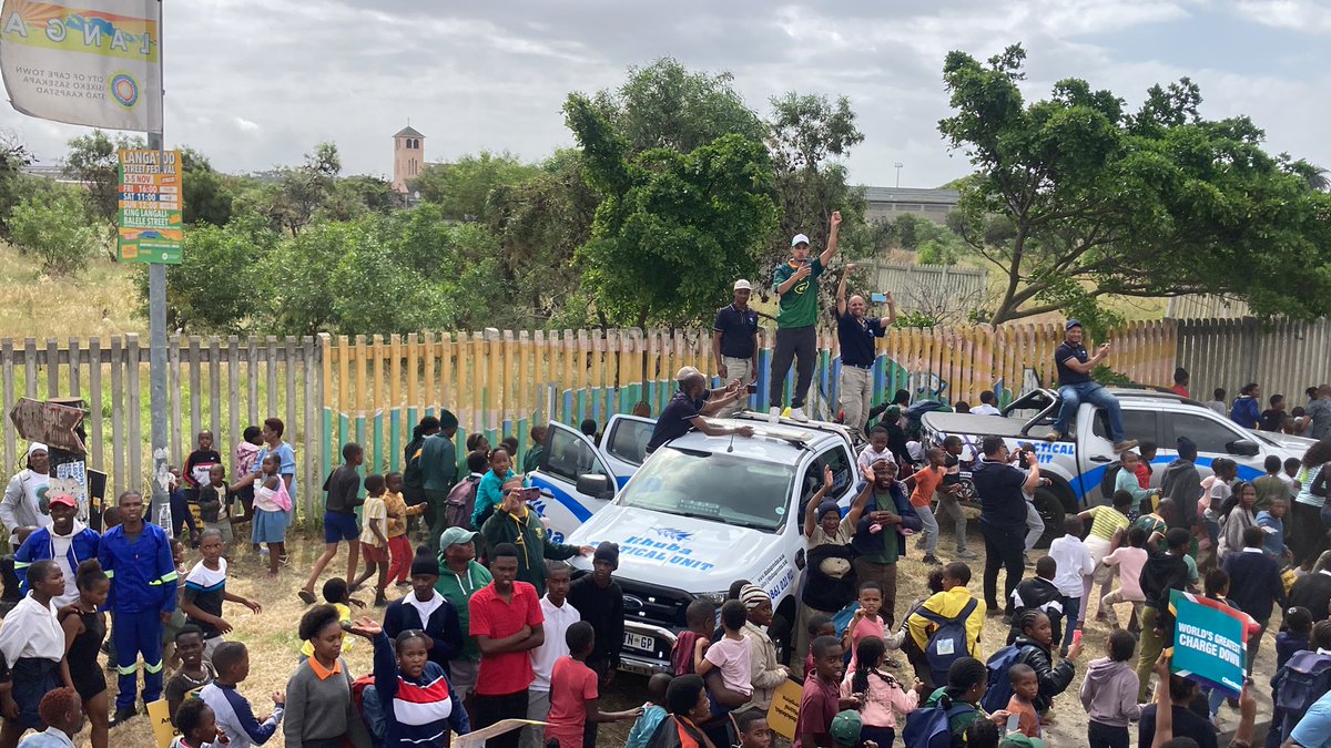 av_sawula's tweet photo. The @Springboks trophy tour has arrived in Langa! The scenes are something else! ππ₯
Weβve just got off the N2 and the buses are struggling to make their through the road. #RWC2023 #SpringbokRWC https://t.co/5YcdBeTlsD