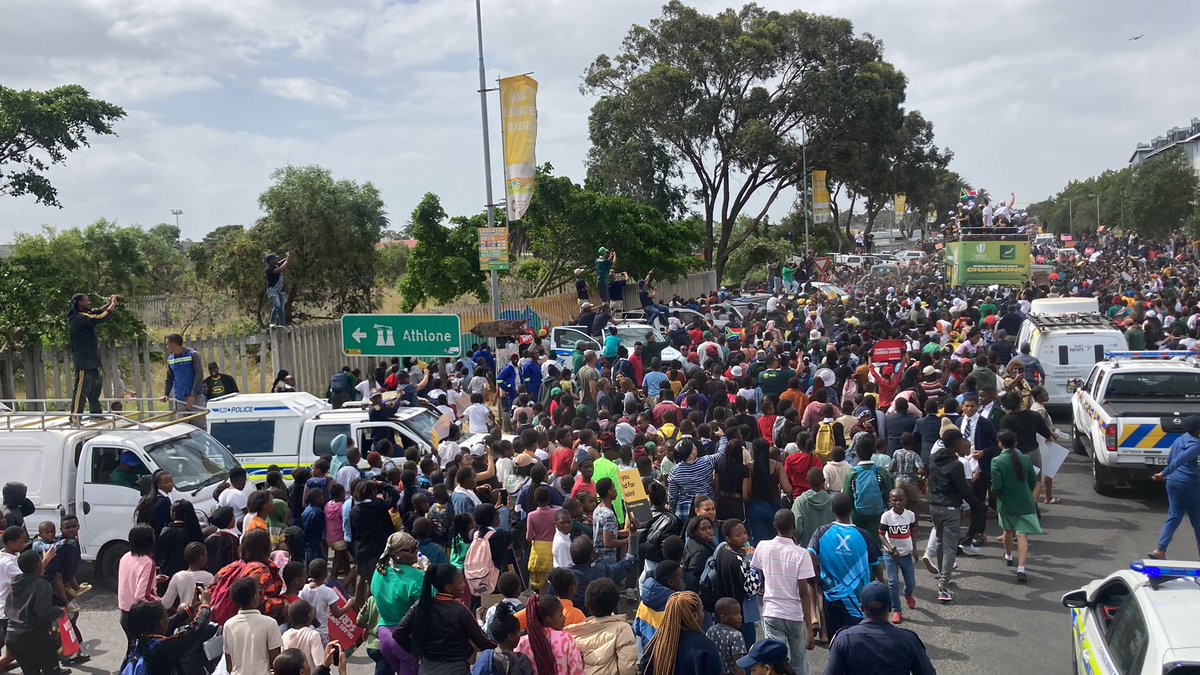 av_sawula's tweet photo. The @Springboks trophy tour has arrived in Langa! The scenes are something else! ππ₯
Weβve just got off the N2 and the buses are struggling to make their through the road. #RWC2023 #SpringbokRWC https://t.co/5YcdBeTlsD