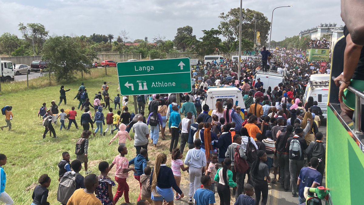 av_sawula's tweet photo. The @Springboks trophy tour has arrived in Langa! The scenes are something else! ππ₯
Weβve just got off the N2 and the buses are struggling to make their through the road. #RWC2023 #SpringbokRWC https://t.co/5YcdBeTlsD