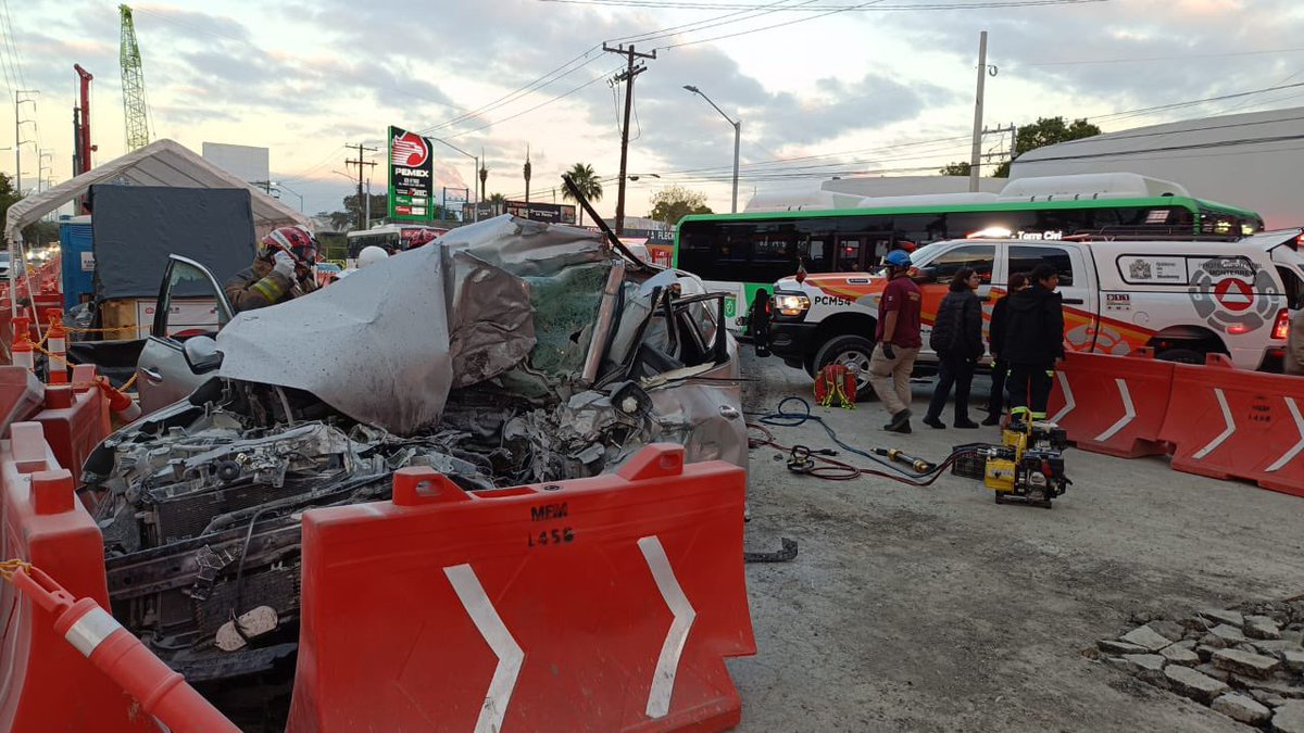 Cicmty's tweet photo. ⚠️🚘 #AccidenteVial reportan una persona sin vida y otra herida en choque de camioneta y camión de valores en Av. Francisco I. Madero y Av. Colón, zona de la Y Griega #Monterrey 07:11 vía @rayelizalder    https://t.co/AjDHOFJaUt