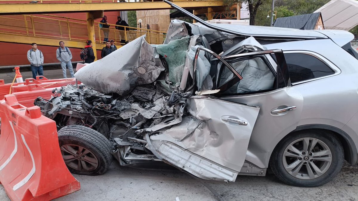 Cicmty's tweet photo. ⚠️🚘 #AccidenteVial reportan una persona sin vida y otra herida en choque de camioneta y camión de valores en Av. Francisco I. Madero y Av. Colón, zona de la Y Griega #Monterrey 07:11 vía @rayelizalder    https://t.co/AjDHOFJaUt