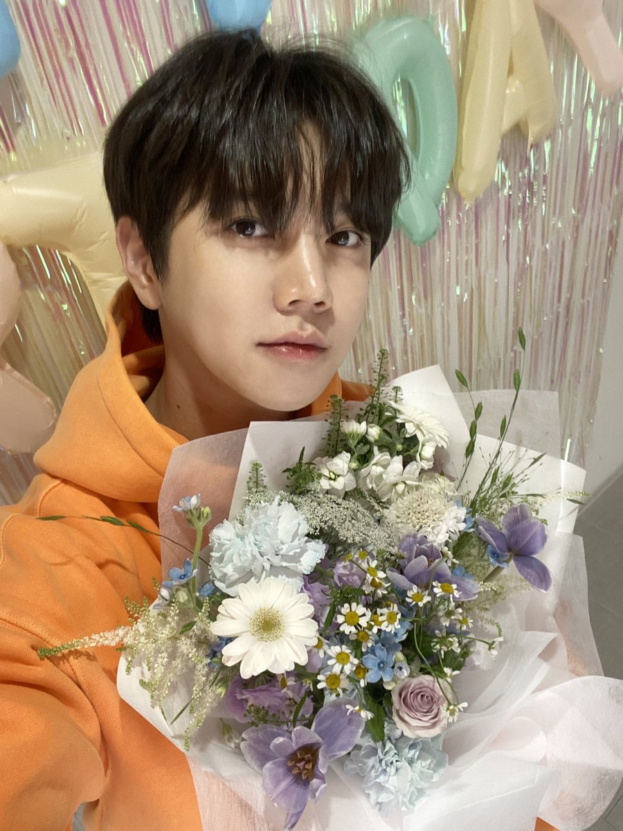 REN_BPM's tweet photo. [#렌] 📸

최민기 생일 시작, 생일 빵빠레 불면서 시작, 생일 짱 크게 시작, 생일 페스티벌 시작, 생일의 천사 등장 라이브 방송 완료✨

생일을 맞아 만든 민기의 화려한 케이크🎂 기적들에게도 행복한 하루가 되었길 바라요☺️

#REN #최민기 #CHOIMINGI https://t.co/SdK8zdNL9x