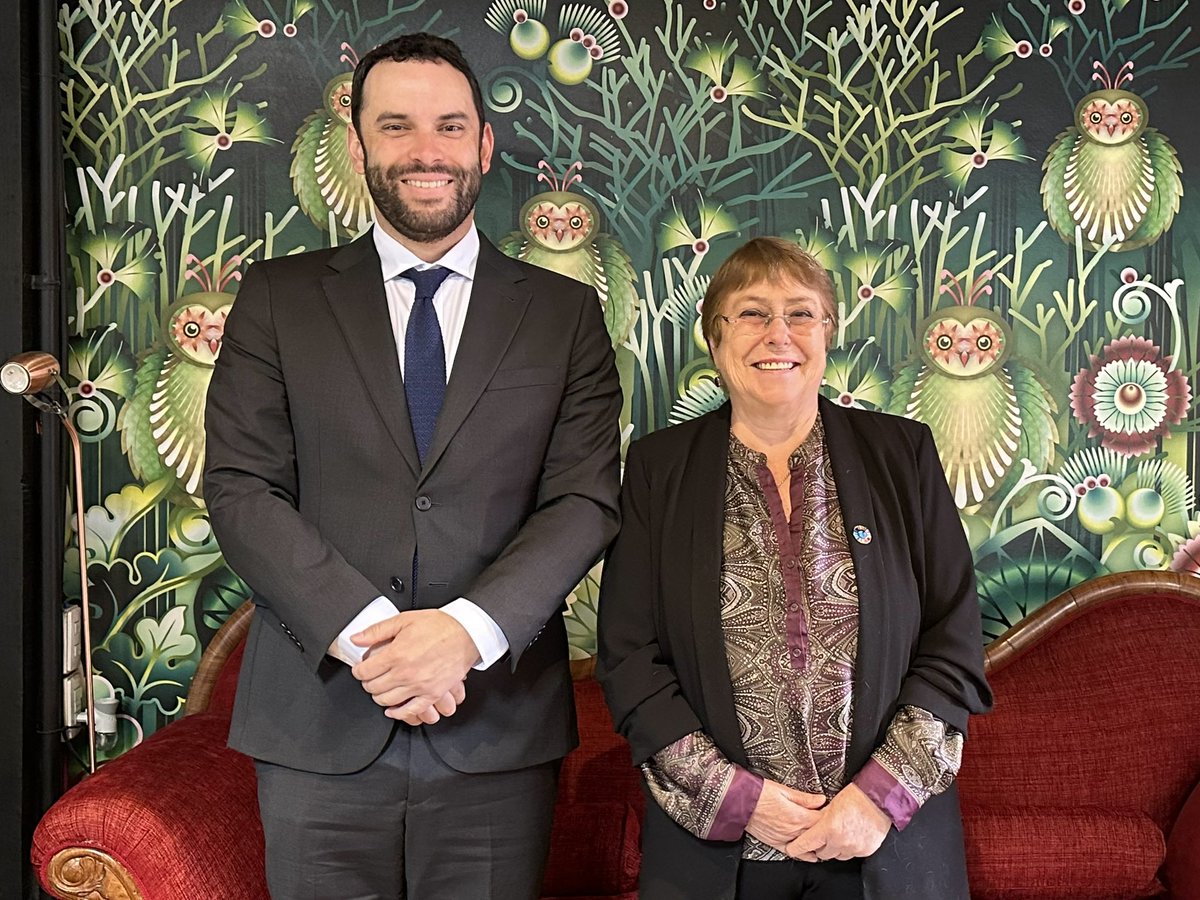 LegadoBachelet's tweet image. La Presidenta @mbachelet reunida junto al Subsecretario de @SubseDefensa @Rmontero_.

#UnidadParaUnChileMejor ❤️