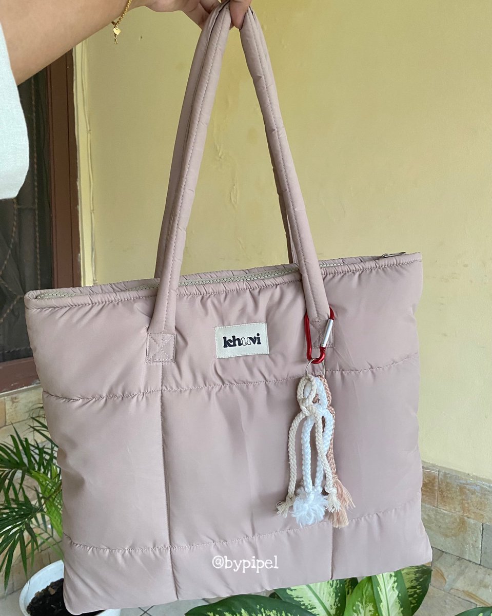 bypipel's tweet photo. Tas tempur buat para mahasiswi &amp; budak corporate karena ukurannya 40x35cm jadi muat laptop, macbook, ipad, pouch makeup, dompet, buku, hp, dll. Detailnya ada resletingnya + free keychain yg lucu lucu🫶🥰 https://t.co/knHs2T9t6p