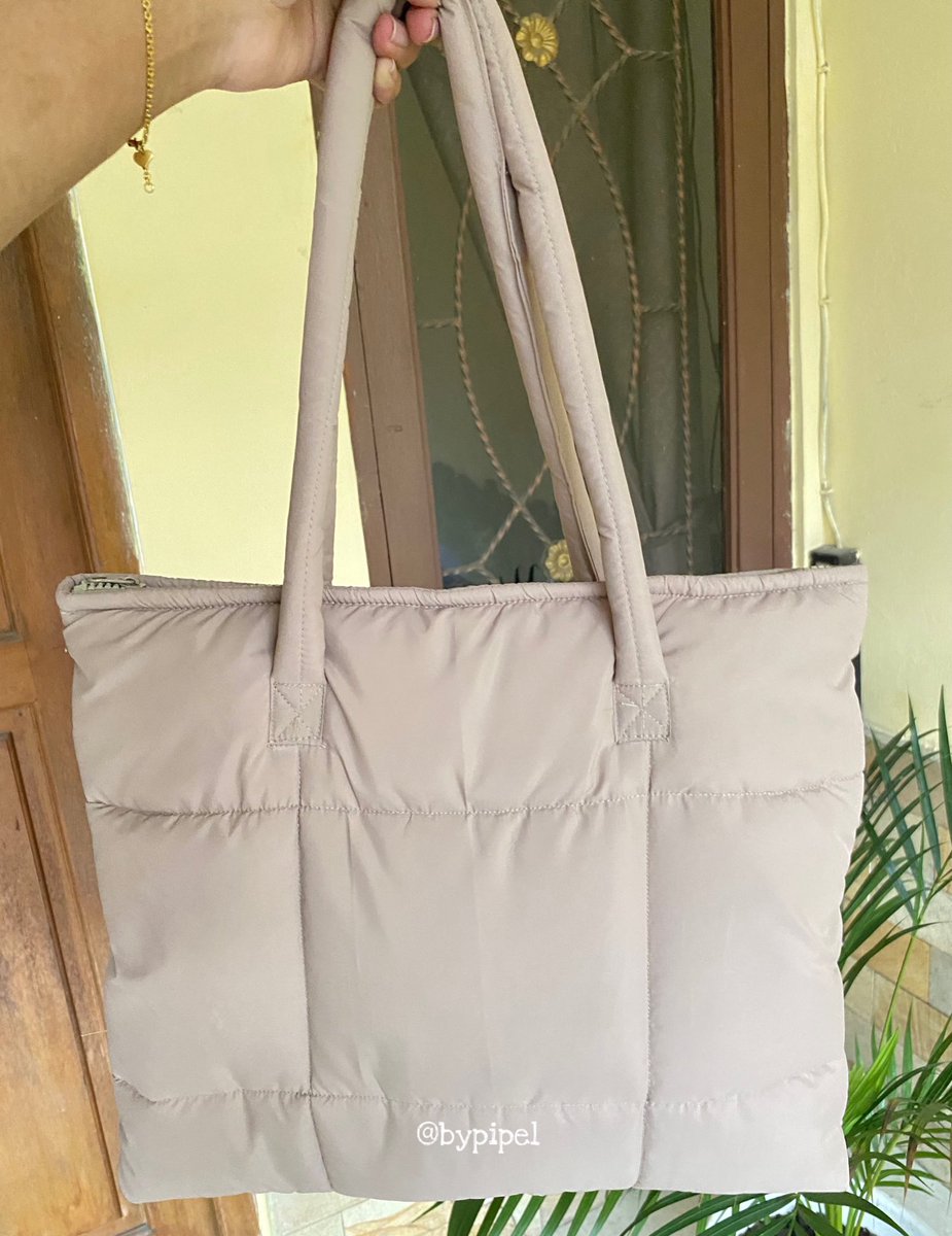 bypipel's tweet photo. Tas tempur buat para mahasiswi &amp; budak corporate karena ukurannya 40x35cm jadi muat laptop, macbook, ipad, pouch makeup, dompet, buku, hp, dll. Detailnya ada resletingnya + free keychain yg lucu lucu🫶🥰 https://t.co/knHs2T9t6p