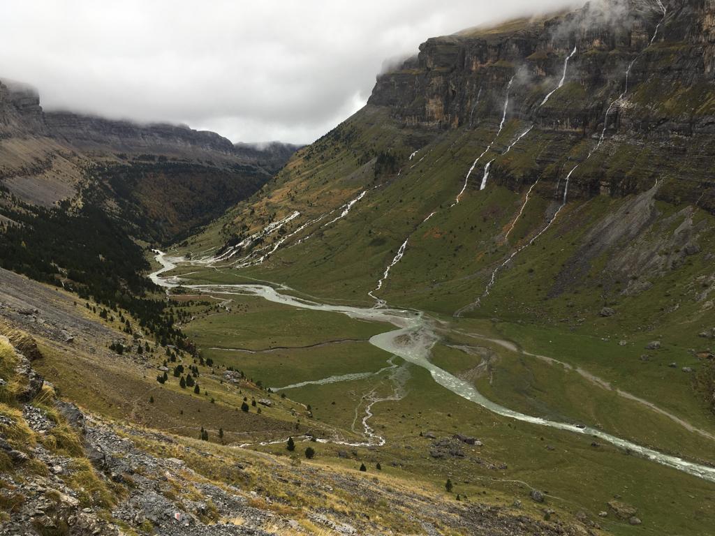 ‼️ Este fin de semana, PRECAUCIÓN‼️ 

🏔️Cuando llueve sobre mojado, la montaña rezuma agua. 

⚠️ Consulta siempre la previsión del tiempo y adapta tu actividad a los avisos del <a href="/112Aragon/">112 Aragón</a>. 

🥾 Planifica siguiendo los consejos y recomendaciones de <a href="/montana_segura/">Montaña Segura</a>.