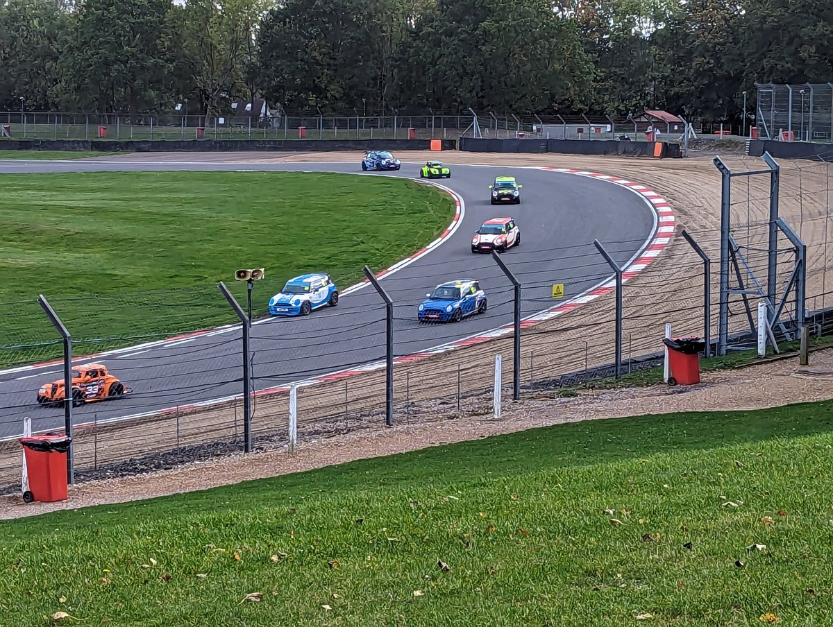 #mini's & #Legends testing at the same time on track, with a little bit of rainfall, what a mix, what could possibly go wrong 🤫 #brandshatch  #racing #minichallenge