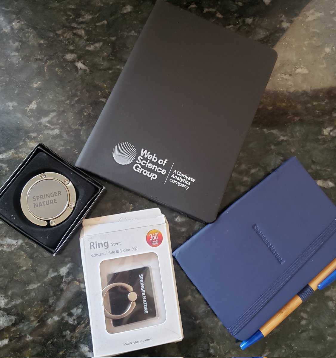 tinymacchiato's tweet image. acabou de chegar em casa meus brindes da maratona de palestras do portal de periódicos da capes ✨