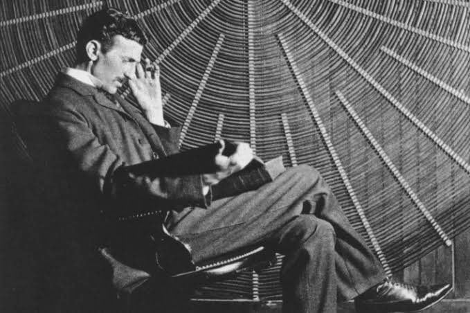 A previsão do smartphone, por Nikola Tesla.

“Quando [a conexão] sem fio for perfeitamente aplicada, a Terra inteira será convertida em um enorme cérebro, o que na verdade é, sendo que todas as coisas são partículas de um conjunto real e rítmico. Seremos capazes de nos comunicar
