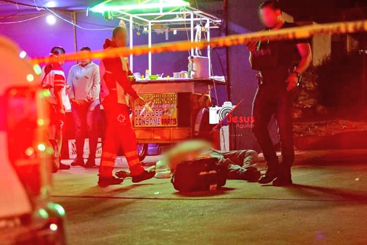 fantasmakatsuki's tweet photo. EJECUTAN A TAQUERO Y A COMENZAL EN #TIJUANA

Sicarios en moto arribaron al puesto de tacos 'Michoacan' ubicado en la colonia Ejido Francisco Villa, y abrieron fuego contra el dueño y contra un cliente, (les dispararon por la espalda) todo esto frente a la esposa del dueño... https://t.co/z5k42A10Kz