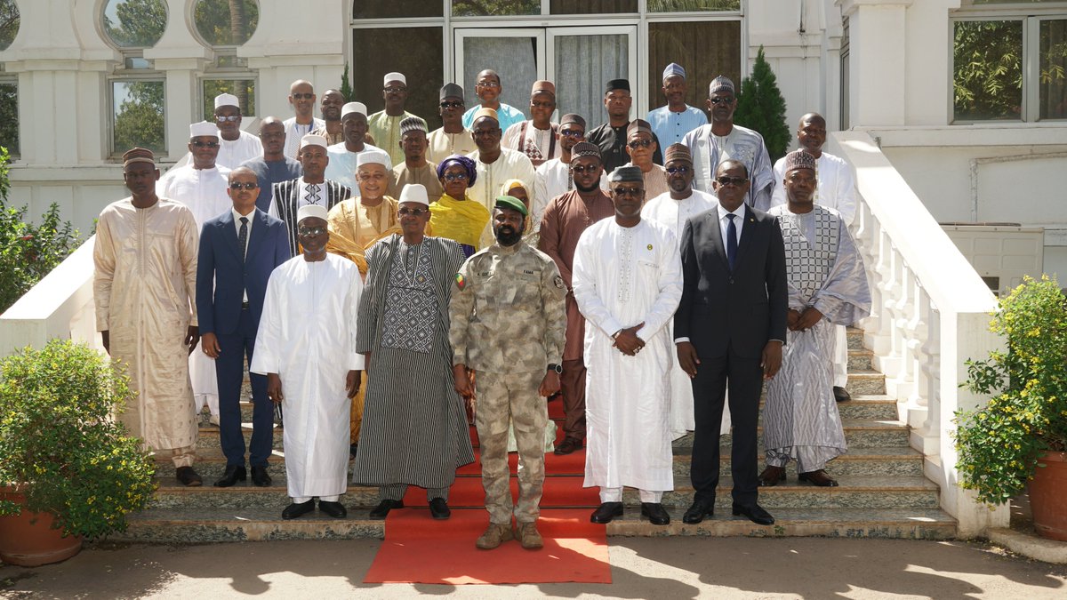 BVG_MALI's tweet photo. Le Vérificateur Général, M. Samba Alhamdou BABY, vient de remettre son rapport annuel 2022 à SEM Assimi GOITA, Président de la Transition, Chef de l’Etat. Ce rapport fait, notamment, la synthèse de 36 rapports sectoriels. https://t.co/wCVli8sZzq