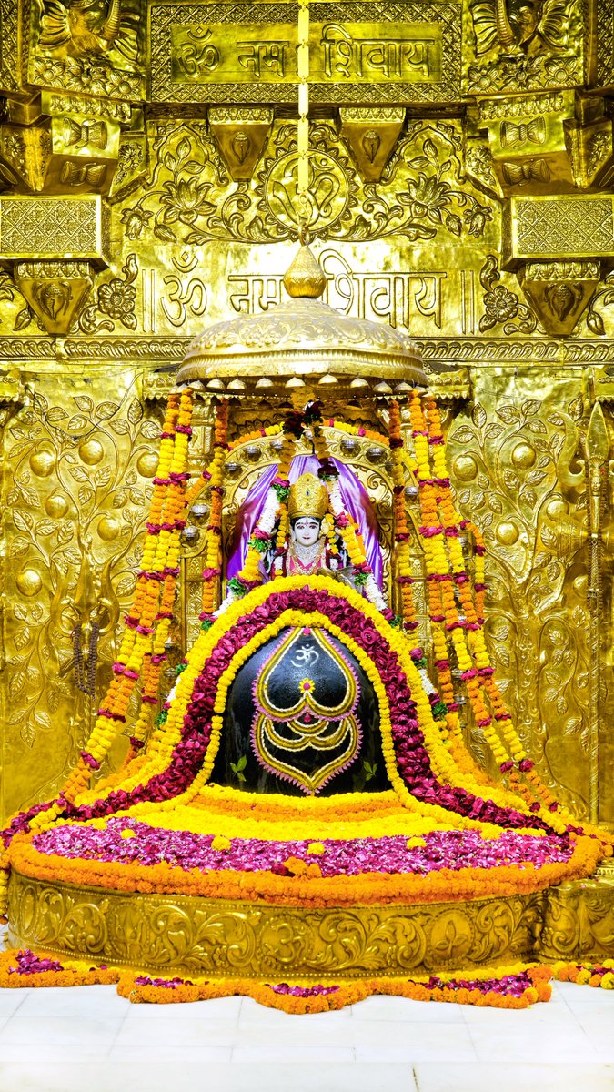 Somnath_Temple's tweet photo. श्री सोमनाथ महादेव मंदिर,
प्रथम ज्योतिर्लिंग - गुजरात (सौराष्ट्र)
दिनांकः 03 नवम्बर 2023, आश्विन कृष्ण षष्ठी - शुक्रवार
सायं शृंगार
11236012
#bhakti
#mahadeva
#somnath
#shree_somnath_trust
#Somnath_Temple
#Pratham_Jyotirlinga https://t.co/M2el3M4hw1