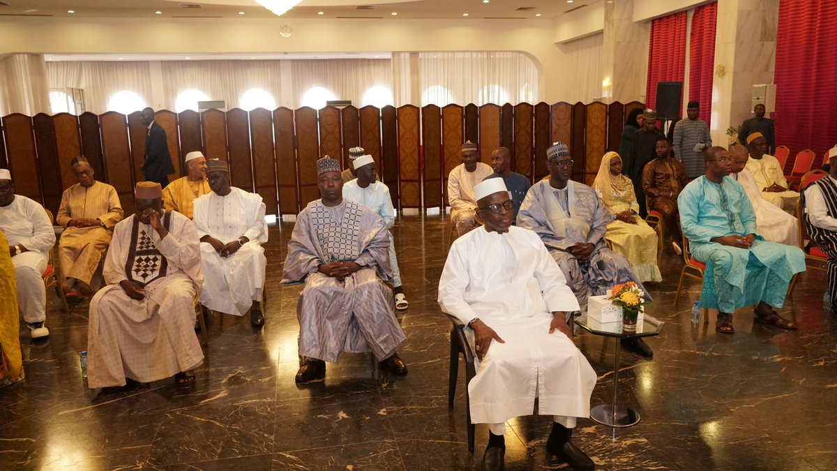 BVG_MALI's tweet photo. Le Vérificateur Général, M. Samba Alhamdou BABY, vient de remettre son rapport annuel 2022 à SEM Assimi GOITA, Président de la Transition, Chef de l’Etat. Ce rapport fait, notamment, la synthèse de 36 rapports sectoriels. https://t.co/wCVli8sZzq