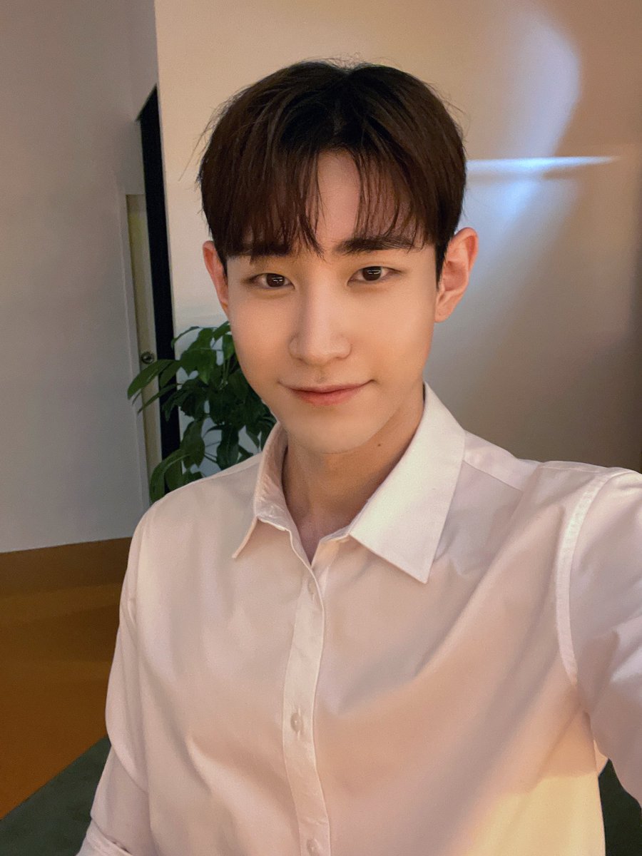 VAV_official's tweet photo. [VAV] 에이팀 선물 🎁

VAV 파이팅! VAMPZ 파이팅! 8주년 파이팅!

#VAV #브이에이브이 https://t.co/3D9EkfEOnA