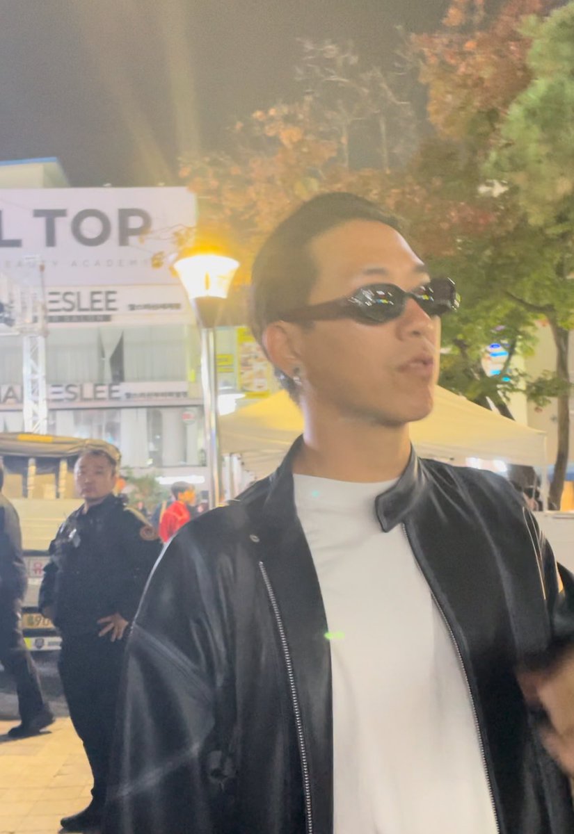 🩵: 선글라스 자국으로 타서 못벗어요•••

아 개 웃 겨 시팔 ㅜ