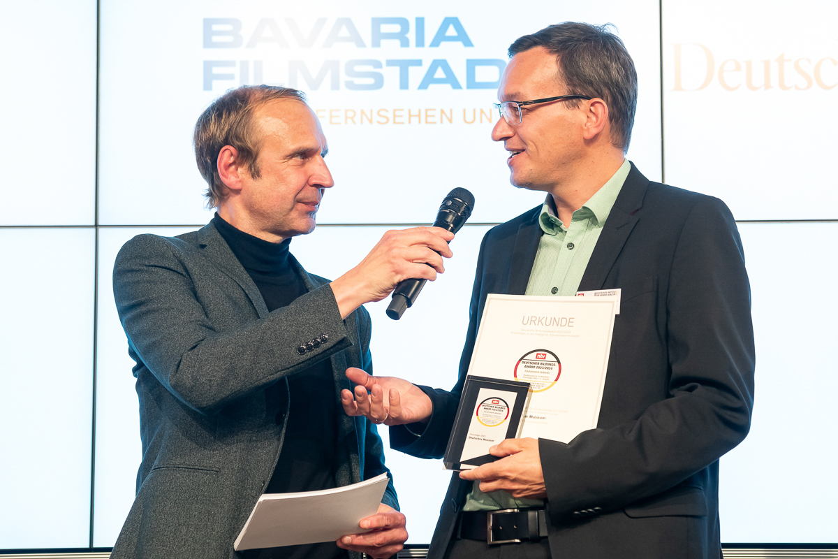 Wir wurden mit dem "Deutschen Bildungs-Award 2023/2024" vom Deutschen Institut für Service-Qualität (DISQ) und ntv ausgezeichnet und sind neben der Bavaria Filmstadt und dem Miniatur Wunderland Preisträger in der Kategorie "Edutainment-Anbieter". Foto: Thomas Ecke / DISQ / ntv