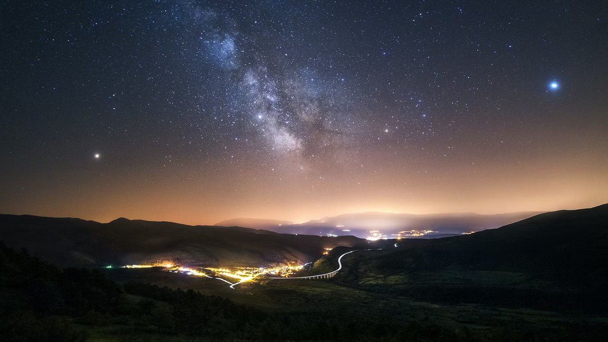 For almost all of October and November, a bright star begins to rise above the horizon after sunset. That's #Jupiter. Now the largest planet in the Solar System is approaching its opposition, when conditions for its visibility will be the best🪐

More👇

universemagazine.com/en/jupiter-the…