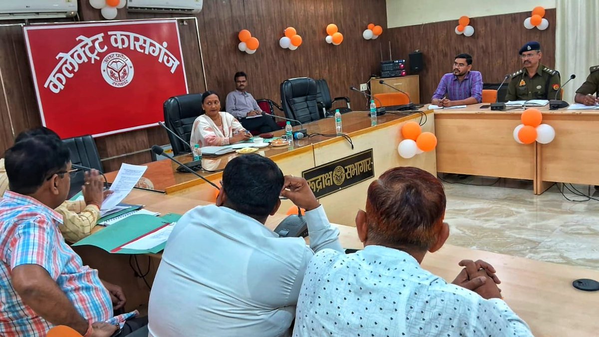 DmKasganj's tweet photo. जिलाधिकारी सुधा वर्मा ने जिला पंचायत कासगंज द्वारा लगाए जाने वाले कार्तिकी पूर्णिमा मेला कादरगंज 2023 हेतु गंगा तट पर की जाने वाली व्यवस्थाओं के संबंध में बैठक कर संबंधित अधिकारियों को दिए आवश्यक दिशा निर्देश। @CMOfficeUP @UPGovt @ChiefSecyUP https://t.co/V16RsomPbP