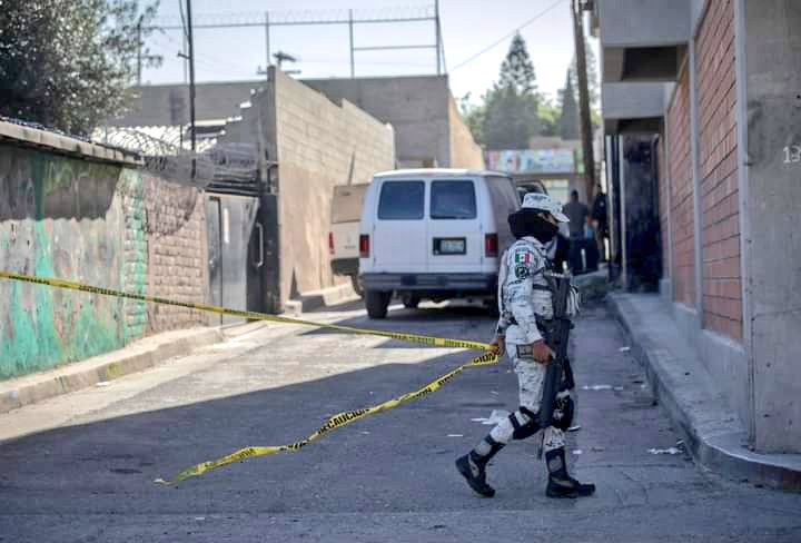 fantasmakatsuki's tweet photo. EMBOLSADO Y NARCO MENSAJE EN #TIJUANA

Masculino sin vida en la colonia libertad.  Le dejaron su cartulina con un mensaje https://t.co/vugj0CFkkU