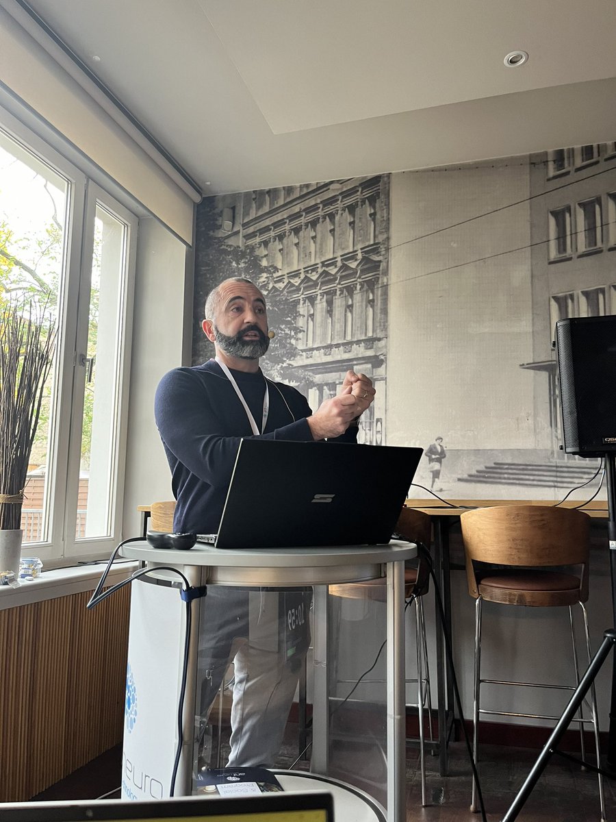 ANTneuromeeting's tweet image. A very interesting presentation by Prof. @edmundlalor on “Modellling the electrophysiology of hierarchial speech and language processing”

#Languageprocessing #ANTNeuromeeting #ANTNeuro #MachineLearning #neuroscience