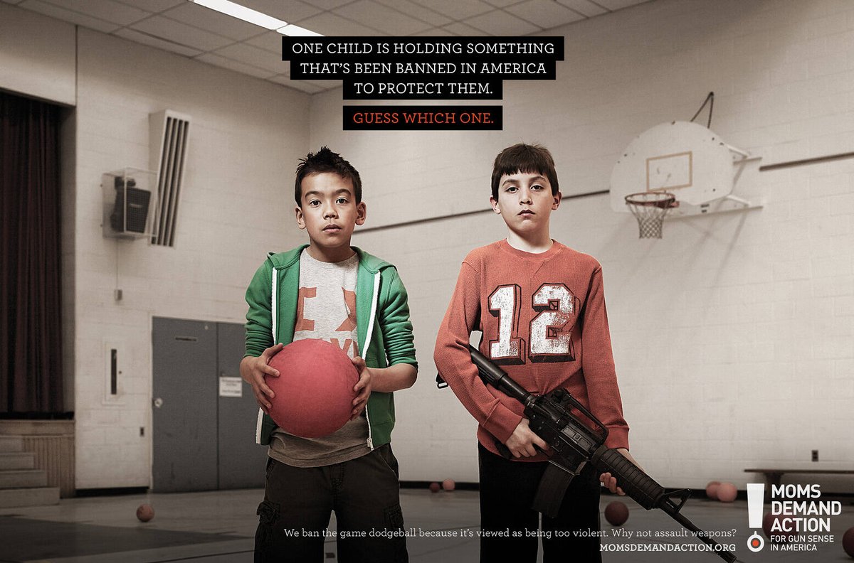 "Un de ces deux enfants tient dans ses mains quelque chose qui a été interdit aux États-Unis pour les protéger. Devinez lequel."

Cette campagne de l’association américaine Moms Demand Action (2013) est une vraie claque.