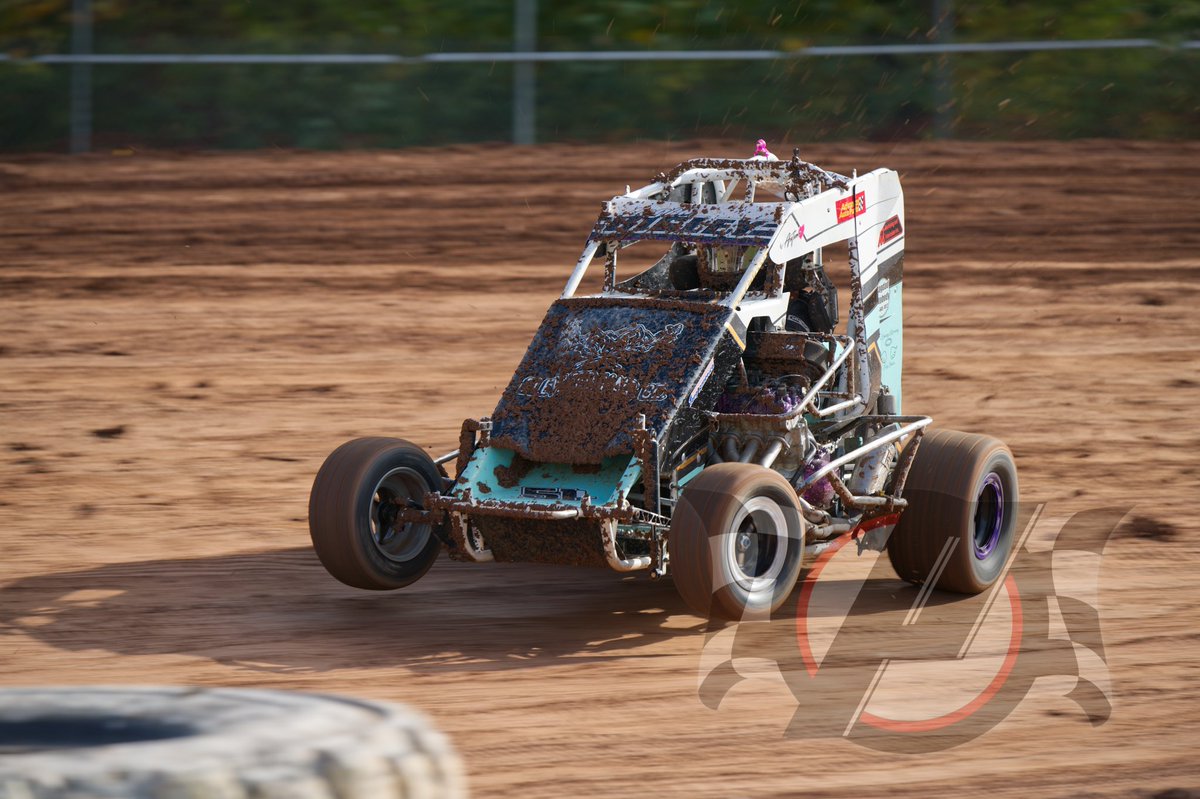 redtarget14's tweet photo. Logan Bigley getting some insane bite between turns 1 and 2 at @HillBlanket in his 600cc Micro Sprint.
#BlanketDown #ElbowsUp #DirtTrackRacing #600ccMicro #Sprintcar #WheelsUp https://t.co/rsMxiEquq4