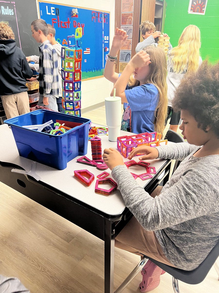 gubbins_nicole's tweet image. Friday frolic day in the STEM lab. #channahonpride #freebuild