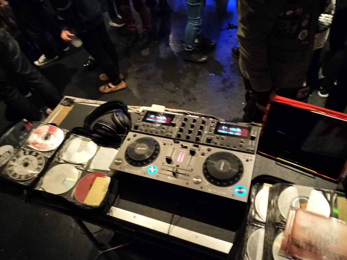 z_piratesrocks3's tweet photo. 楽しかったです…
#FELLOWS
#FELLOWS53
#EASTBAY
#SKINHEADGIRL
#THERAPTOLS
#TheCALLINGS
#UkuleleHiro
#DJz
#DJTAKA
#高円寺showboat https://t.co/3fKBihqRTL