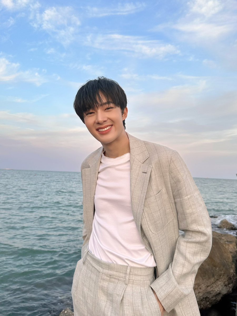 CwrNew's tweet photo. 🩶 🌤️ 🐠 🤍 https://t.co/uKinpQvIw1