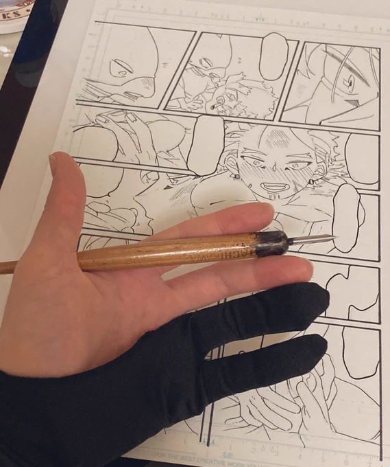 セリアに2指グローブが売ってた。私は指が短いので指先がちょこっと余るけど、全然描けるしipadもちゃんと大丈夫だった。黒いからインクの色も分からないから、おすすめ。