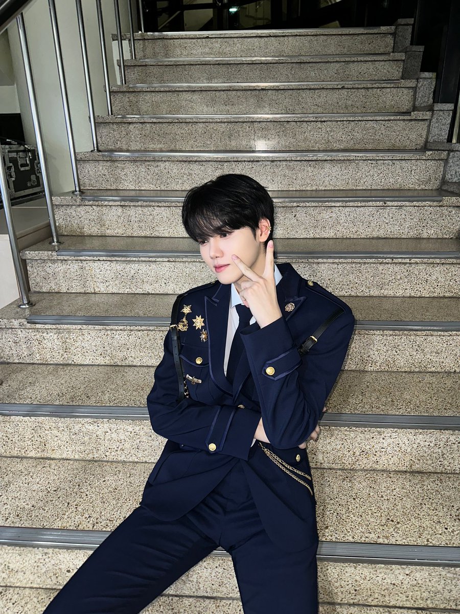CRAVITY_twt's tweet photo. 제복강✌
#민희 https://t.co/XMTr6rzIqT