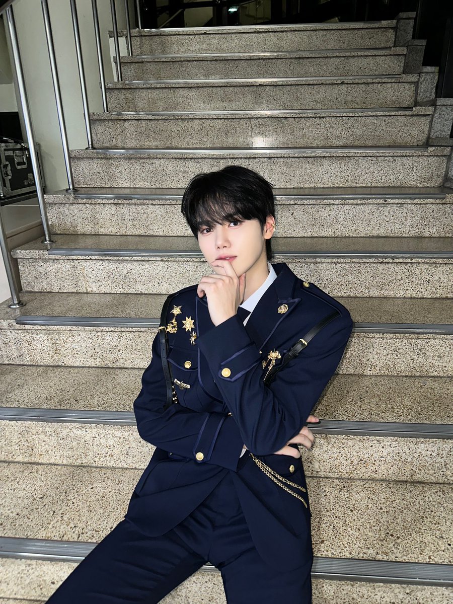 CRAVITY_twt's tweet photo. 제복강✌
#민희 https://t.co/XMTr6rzIqT