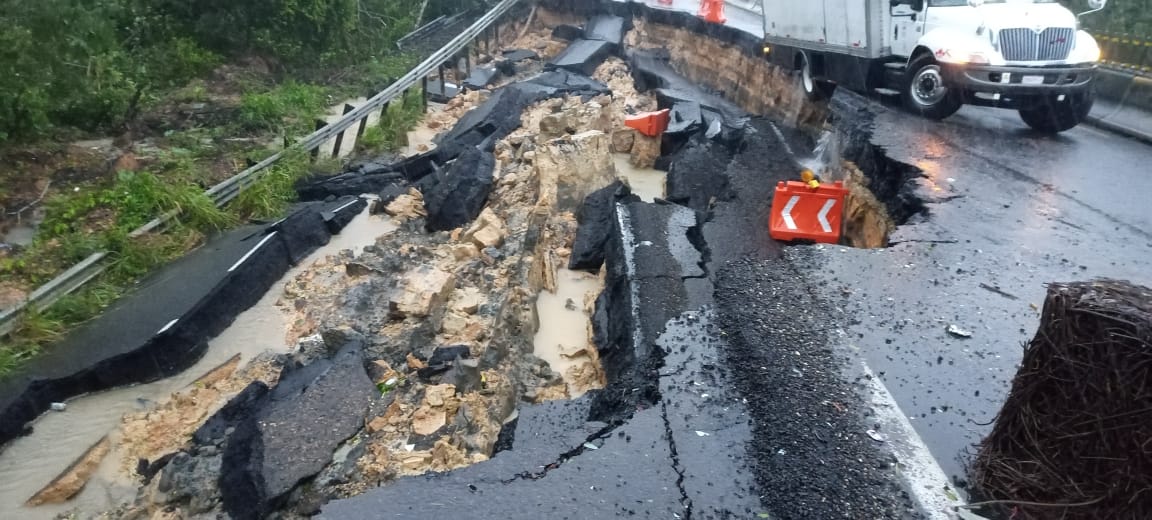 CurulPuebla's tweet image. 🛣⚫️ || La @GN_MEXICO_ activó el #PlanGN_A, tras registrarse un socavón en la carretera Nuevo #Teapa–#Cosoleacaque en #Veracruz. En la zona se brinda abanderamiento y desvío de la circulación. #CurulPuebla