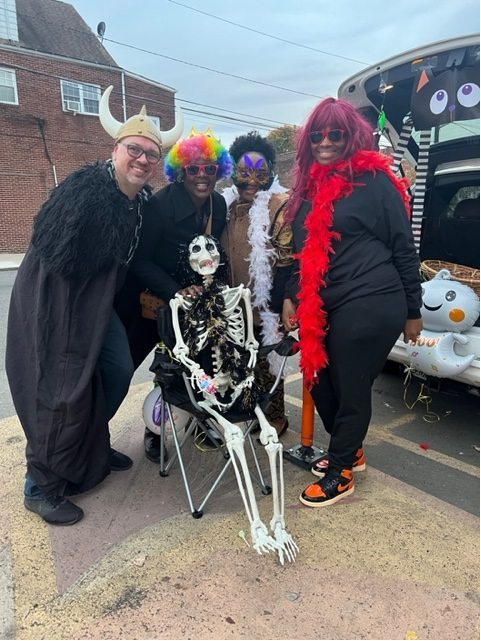 CCDOM1's tweet photo. Unity Square in New Brunswick held their Annual Trunk or Treat event on Halloween.
About 800 residents enjoyed treats and games at the Unity Square Community Center.
#Unitysquare #CCDOM #CatholicCharitiesDOM #Halloween #NewBrunswick #NewJersey https://t.co/0Gaj87u4rz