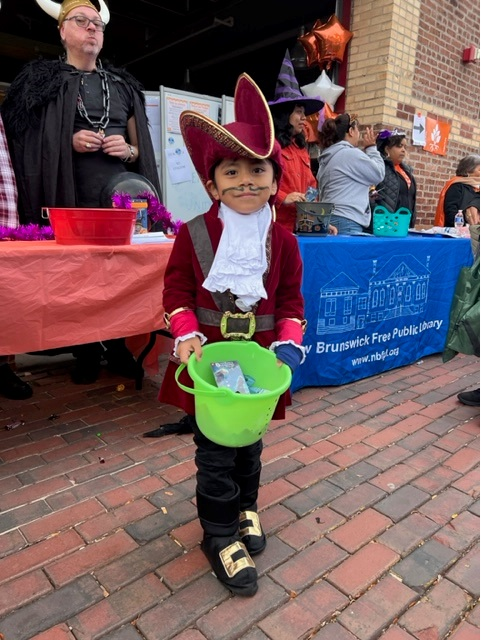 CCDOM1's tweet photo. Unity Square in New Brunswick held their Annual Trunk or Treat event on Halloween.
About 800 residents enjoyed treats and games at the Unity Square Community Center.
#Unitysquare #CCDOM #CatholicCharitiesDOM #Halloween #NewBrunswick #NewJersey https://t.co/0Gaj87u4rz