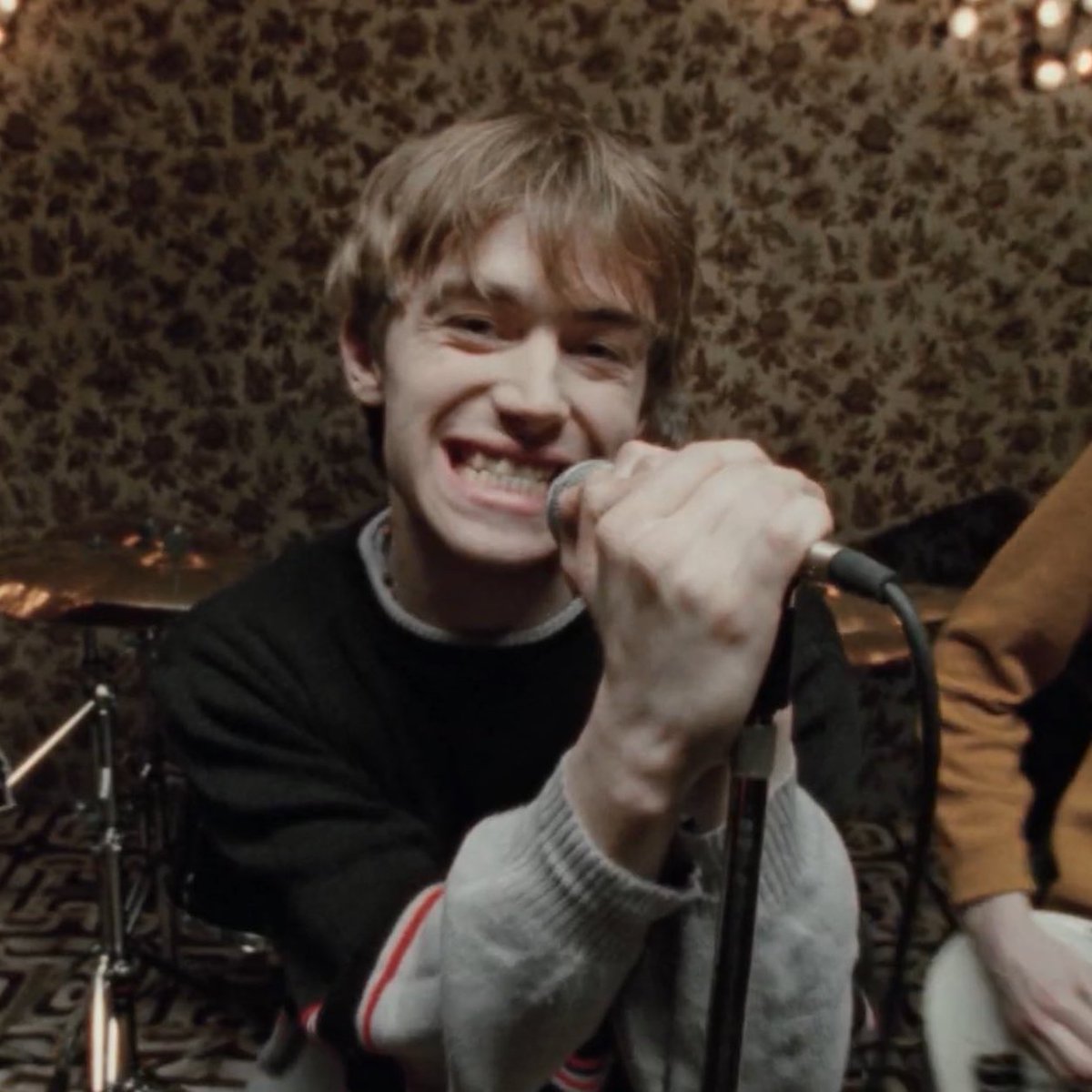 cawfeeandtv's tweet image. who are blur and why is their lead singer so cute