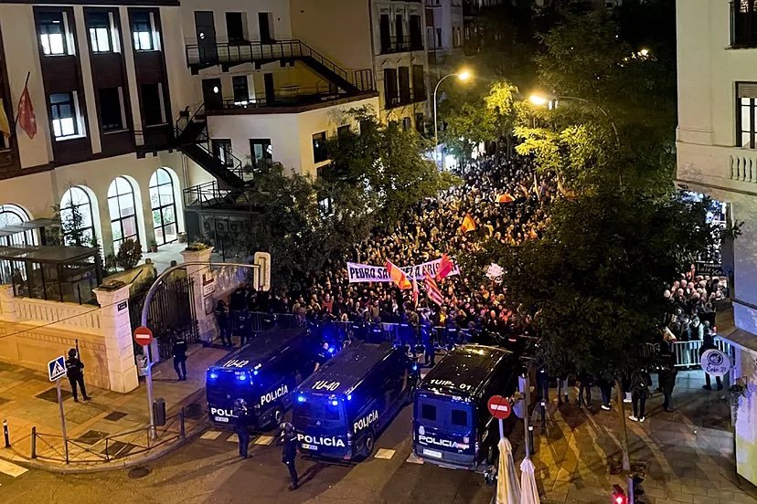 Ellos sí pueden rodear las sedes de otros partidos, pero tú no puedes rodear la del PSOE 🤡