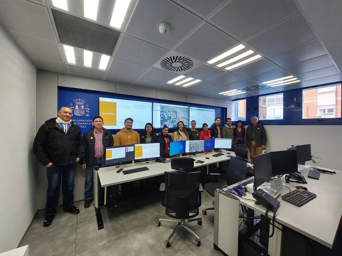 Los alumnos del #MásterCIA (Máster "Ciclo Integral del Agua-UPM") que se imparte en la <a href="/etsiaab/">ETSIAAB / #AlimentaElFuturo</a>, visitaron hoy los laboratorios  y el Centro de Control de la Red  SAICA de la Confederación  Hidrográfica  del Tajo <a href="/chtajo/">Confederación Hidrográfica del Tajo</a>. Agradecidos por su atención.