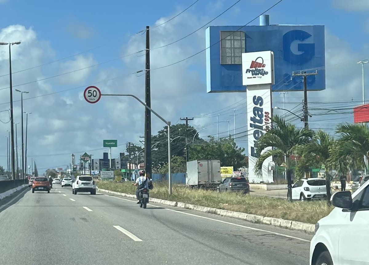 RomuloTeotonio's tweet photo. E essa placa não está muito baixa não? Passa muito veículo de grande porte na BR 230, rota do porto de Cabedelo! Alô @DNIToficial @gov_dnit @PRFBrasil https://t.co/jAElIJBhMV
