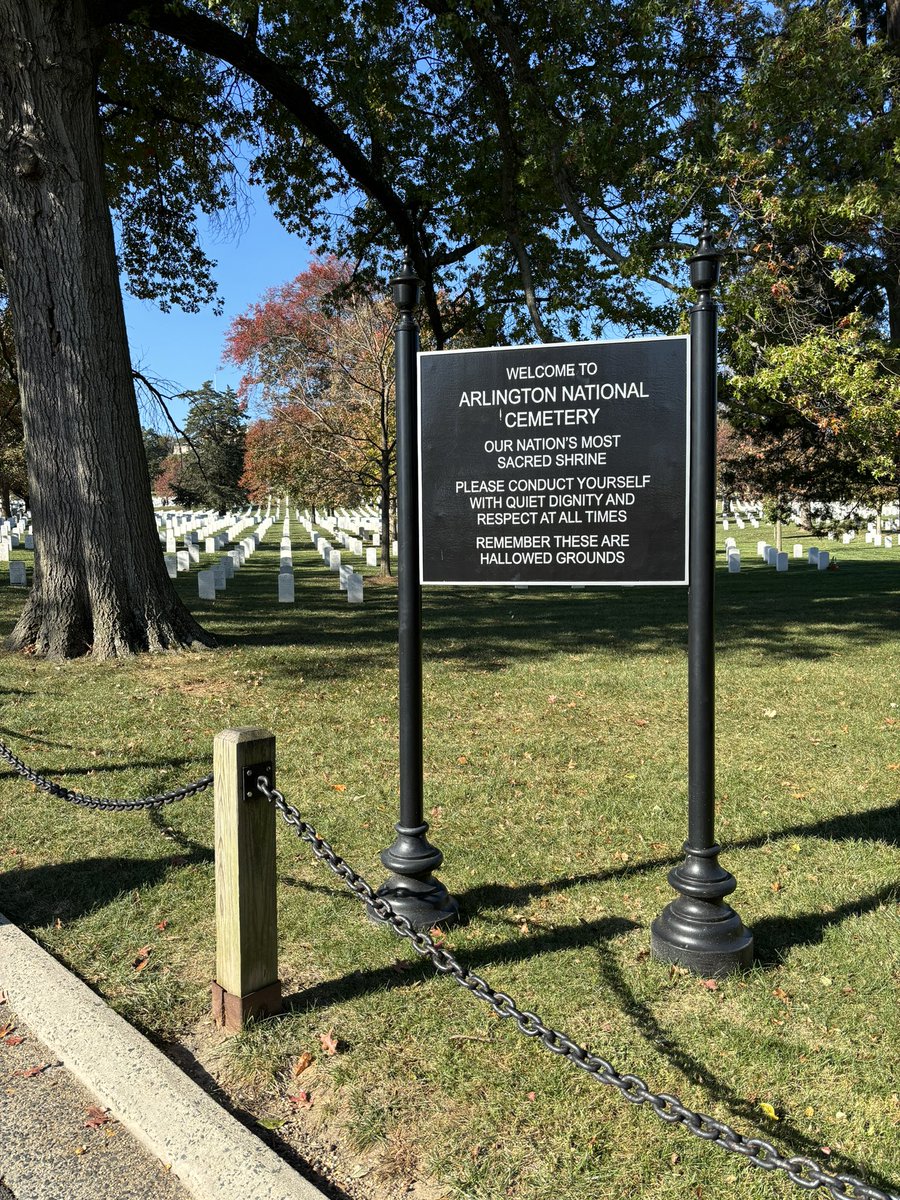 moletteogden's tweet photo. Incredibly powerful way to feel the sacrifice of service #ArlingtonNationalCemetary #USMC team outing https://t.co/PGnCy9Cgzf