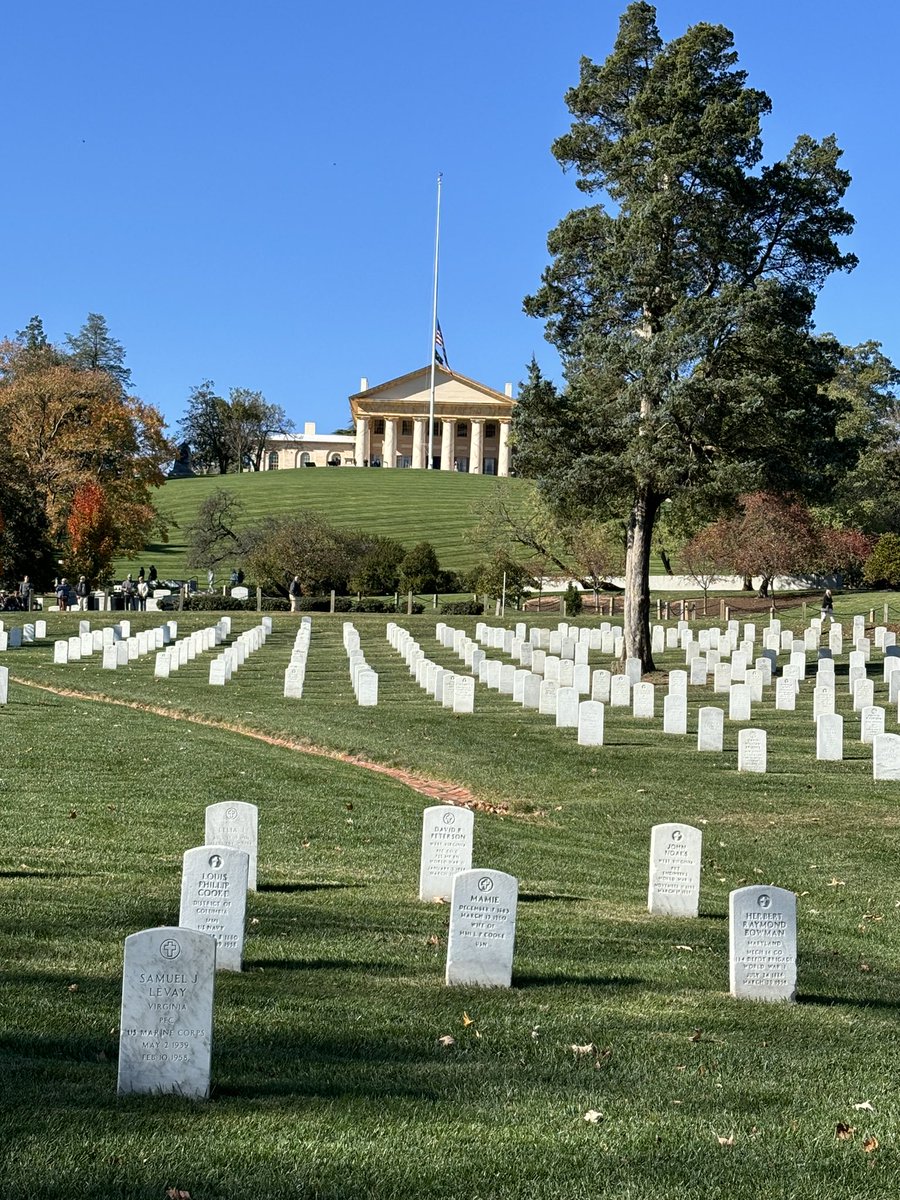 moletteogden's tweet photo. Incredibly powerful way to feel the sacrifice of service #ArlingtonNationalCemetary #USMC team outing https://t.co/PGnCy9Cgzf