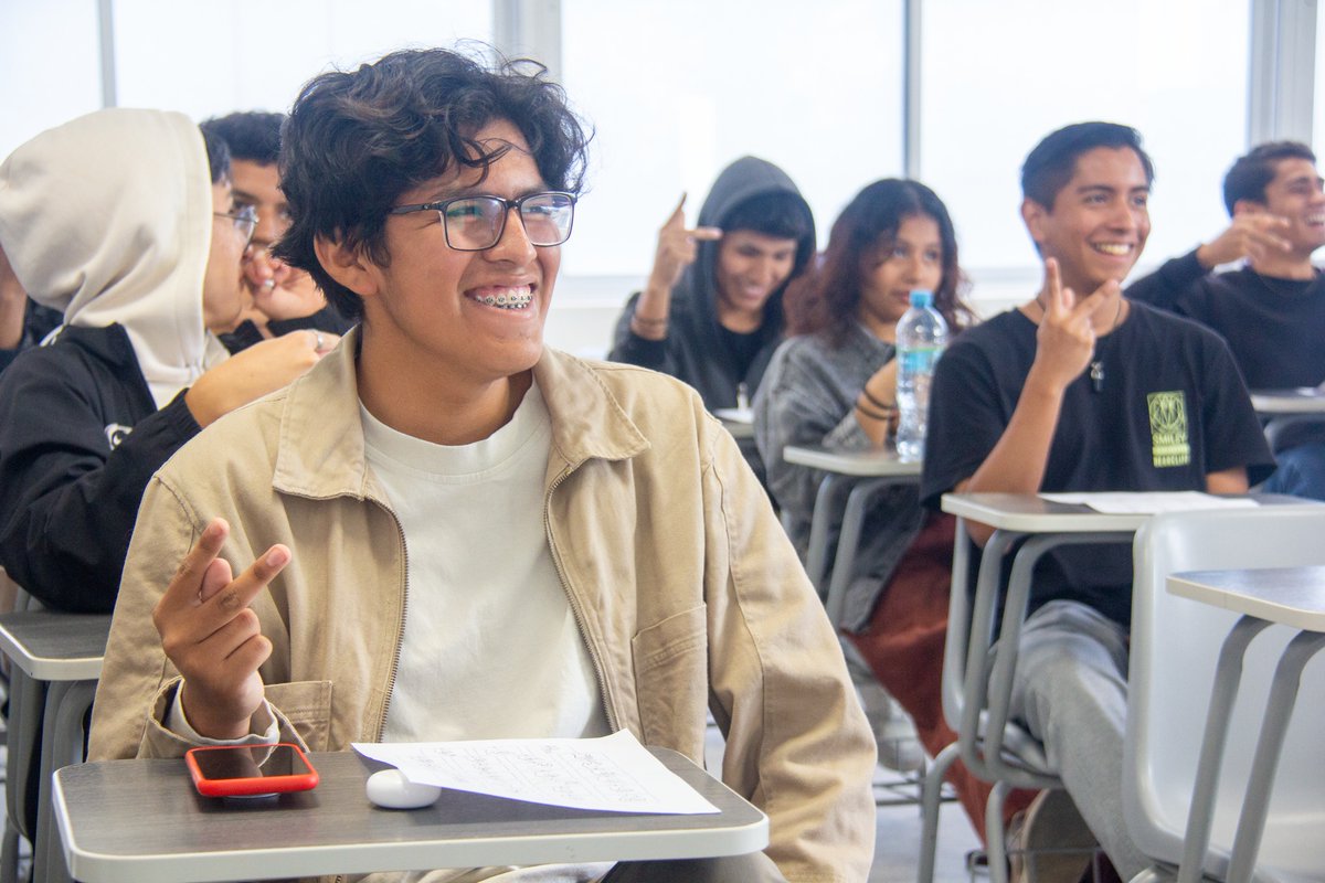 ubausate's tweet photo. Integrantes de la Ugel 03 Lima, impartieron  un valioso taller de inclusión y lengua de señas a nuestros estudiantes de la Universidad Jaime Bausate y Meza. Agradecemos su apoyo y estamos comprometidos con la inclusión educativa. Área de Responsabilidad Social e Inclusión 📚🤝 https://t.co/6cEaChuBoy