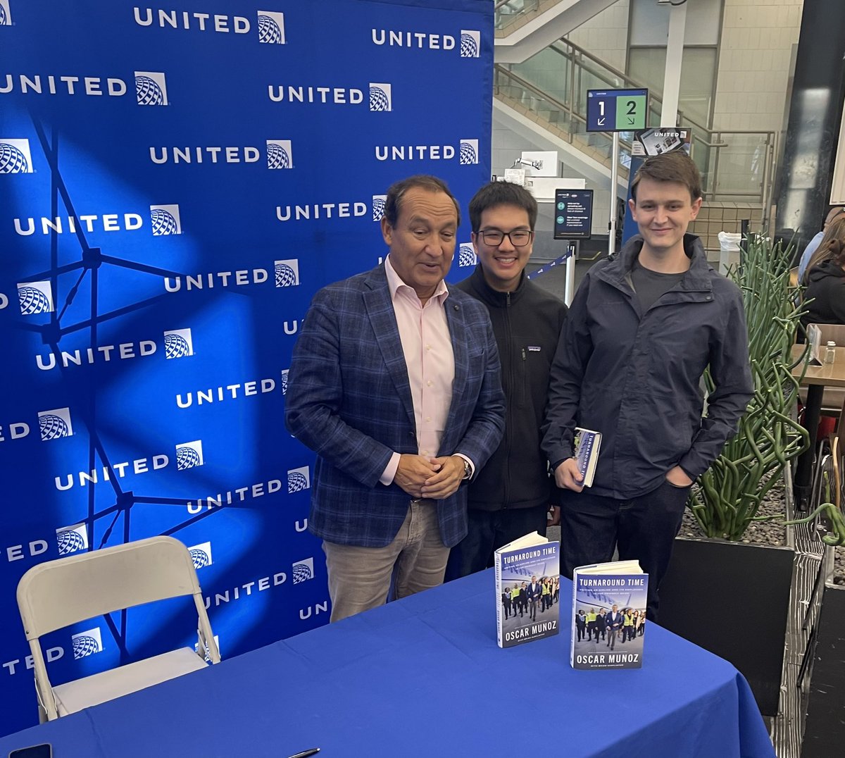 Al (@al_pact) on Twitter photo Former CEO Oscar Munoz having a book signing at LAX. Customers and employees enjoyed having a little chat. #GLTW #united #turnaroundtime <a href="/united/">United Airlines</a> <a href="/mcgrath_jonna/">Jonna McGrath</a> <a href="/KimberlyChiu_UA/">Kimberly Chiu</a> <a href="/Glennhdaniels/">Glenn Daniels</a> <a href="/DorisGunnell/">Doris Gunnell</a> <a href="/JoLAXtheBrit1/">@JoLAXtheBrit</a> Former CEO Oscar Munoz having a book signing at LAX. Customers and employees enjoyed having a little chat. #GLTW #united #turnaroundtime <a href="/united/">United Airlines</a> <a href="/mcgrath_jonna/">Jonna McGrath</a> <a href="/KimberlyChiu_UA/">Kimberly Chiu</a> <a href="/Glennhdaniels/">Glenn Daniels</a> <a href="/DorisGunnell/">Doris Gunnell</a> <a href="/JoLAXtheBrit1/">@JoLAXtheBrit</a>